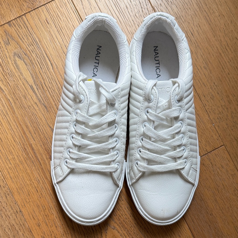 😊Nautica White Sneaker Leather-like uppers Sz 9
